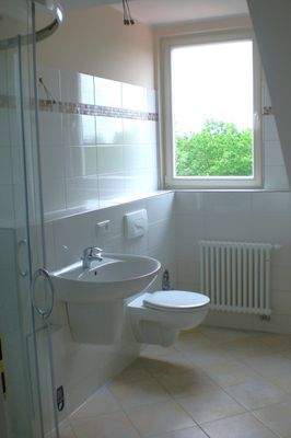 Badezimmer mit Dusche und Badewanne