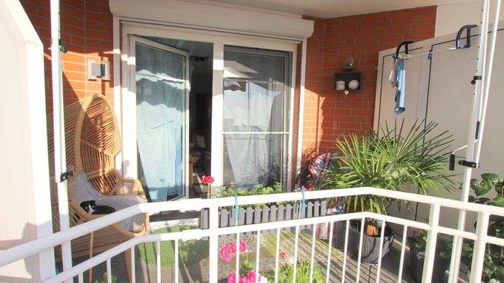 überdachter Balkon mit Geländer 