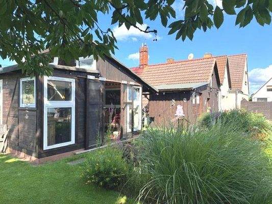 Gartenhäuschen und Teich