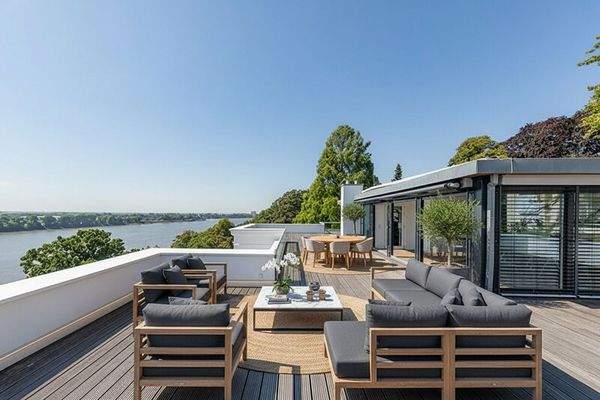 (KI) ... an Terrassenfläche ... (KI)