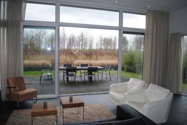 9_Hwold 212 Huiskamer zicht terras.jpg