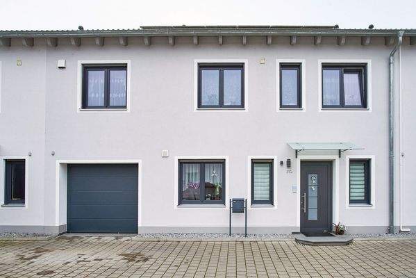 Außenansicht mit Blick auf die integrierte Garage