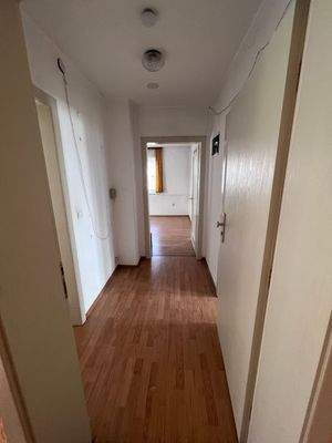 Langer Flur mit Holzboden