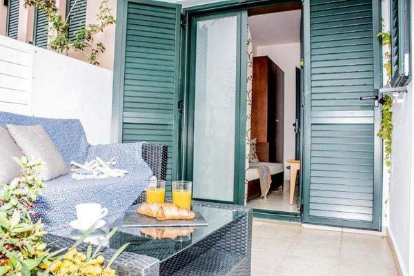 Keta, Sisi: Apartmentkomplex im Dorfzentrum, in der Nähe eines Sandstrandes zu verkaufen