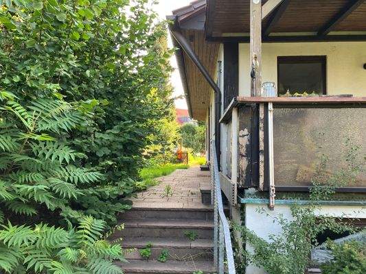 Treppe zum Bestandshaus