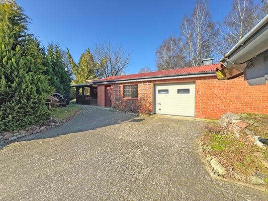 Nebengebäude mit Garage