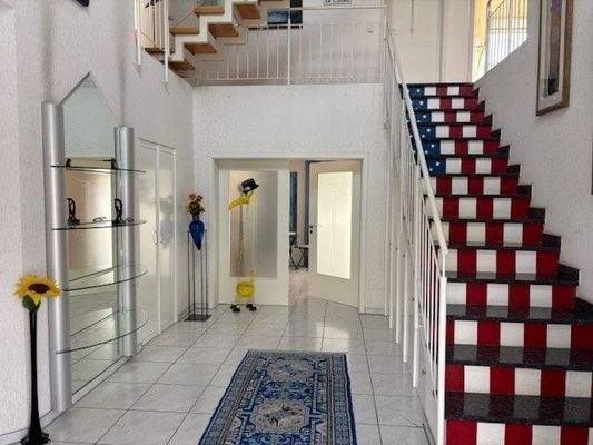 Hauseingangsdiele mit Treppenhaus