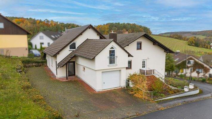 Blick auf Garage und Rohbau