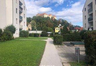 Innenhof mit Blick zur Burg