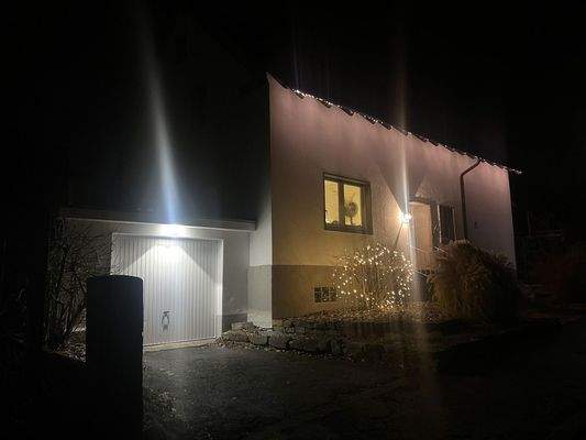 Ansicht Eingang bei Nacht