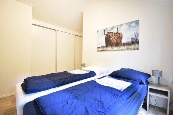 chalet-kaufen-arnhem-hauptschlafzimmer-kleiderschrank-modern-2025.webp001