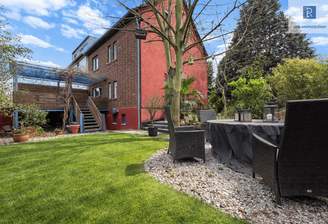 Blick von Freisitz auf Haus und Terrasse