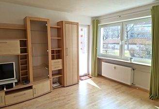 lichtdurchfluteter Wohnraum mit Zugang zur West-Loggia