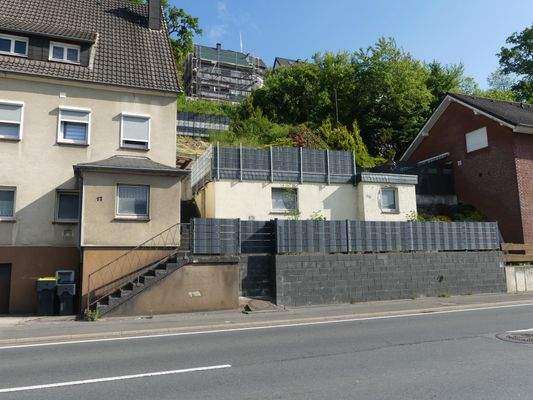 Straßenansicht mit freistehendem Anbau