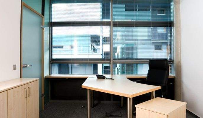 Büro mit Glasverbindungstür