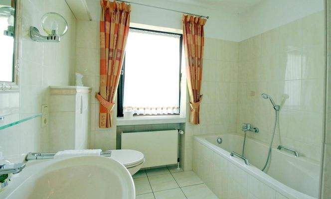 Wannenbad im Erdgeschoss