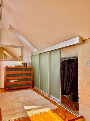 eingebauter Schrank in der Dachschräge