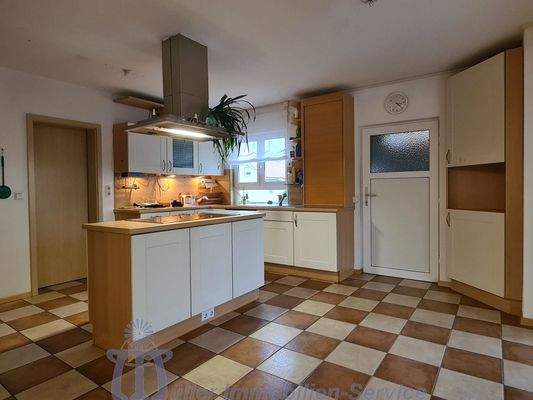 Foto 15_Küche mit Tür zur Doppelgarage.jpg