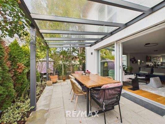 Terrasse mit Glaßpergola