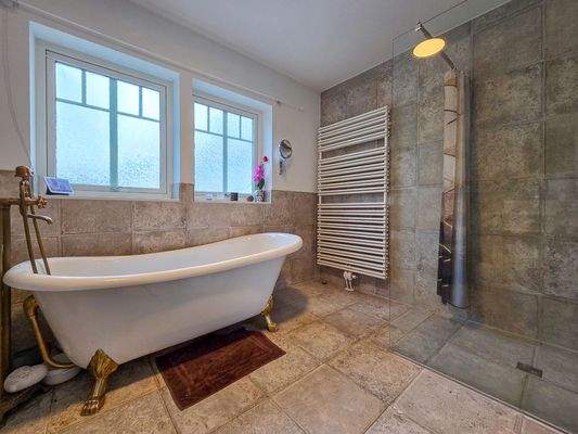 Stilvolles Bad mit freistehender Wanne