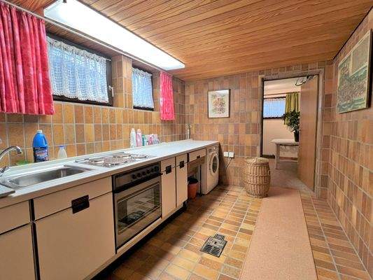 Sauberer Wirtschaftsraum mit Waschmaschine