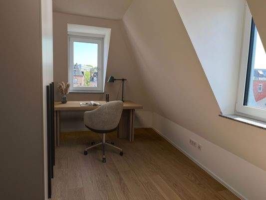 Helles Dachgeschoss-Büro