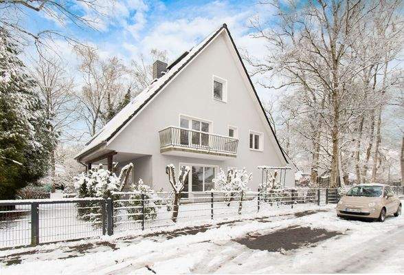 Gepflegte Frontansicht des kleinen Mehrfamilienhauses