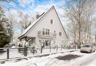 Gepflegte Frontansicht des kleinen Mehrfamilienhauses