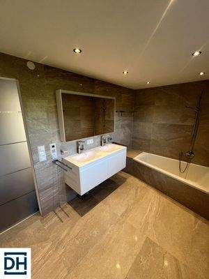 Bad mit Badewanne im OG