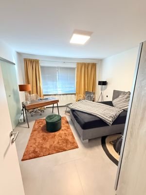1. Schlafzimmer OG mit Zugang zum Bad
