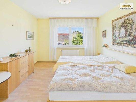 Ruhiges Schlafzimmer mit angenehmer Atmosphäre und guter Belichtung