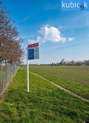 Acker mit Verkaufsschild