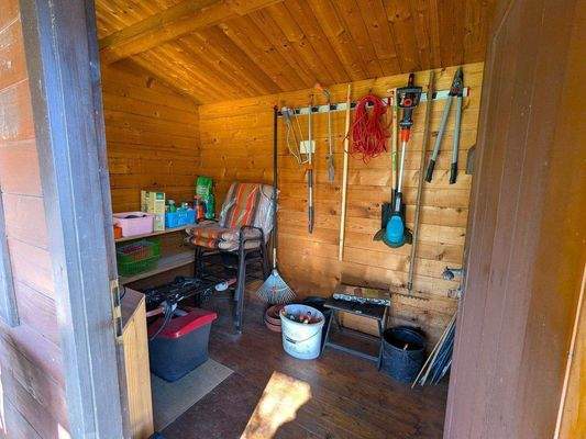 Geräteschuppen im Anschluss