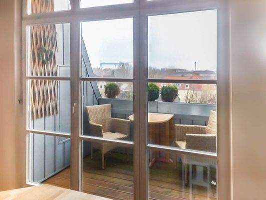 Loggia mit Ausblick über die Dächer Kiels 