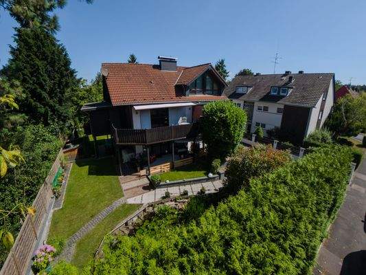 011 Aussen vor Hecke Links hoch.jpg