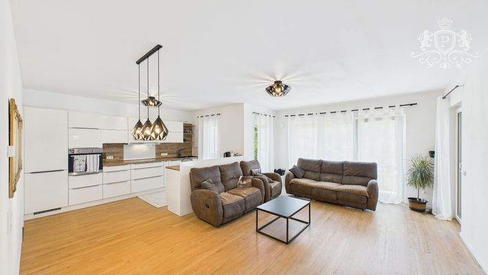 CAM01984G0-PR0511-STILL008