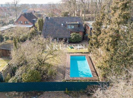 Der großzügige Garten mit Pool