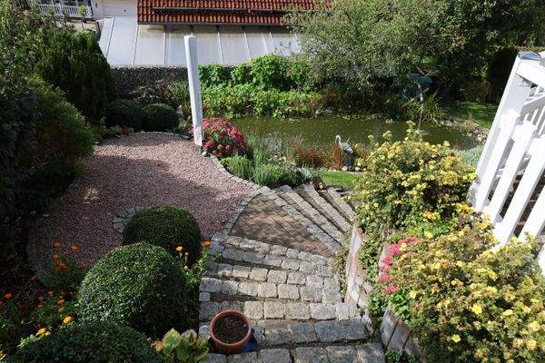 Steintreppe zum Garten