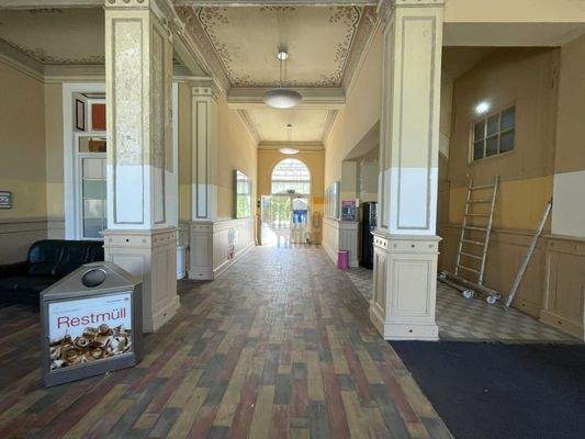 Eingangshalle-Eingang-Ost