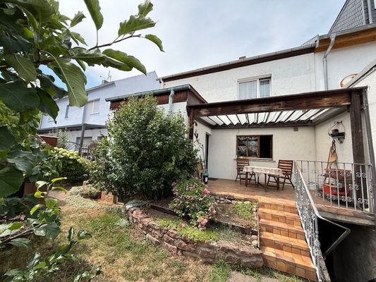 Hausansicht mit Garten.jpg