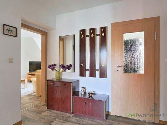 großer Flur mit Garderobe