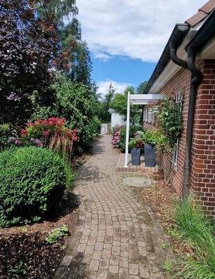 Vorderer Weg zum Carport.jpg