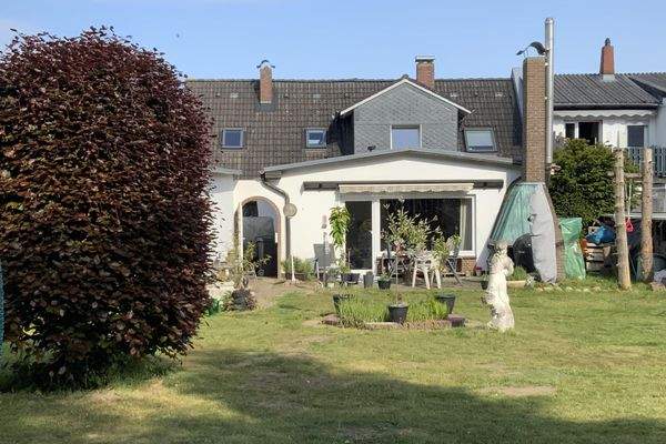 Rückseite mit Terrasse