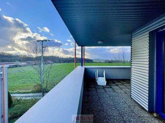 großer überdachter Balkon