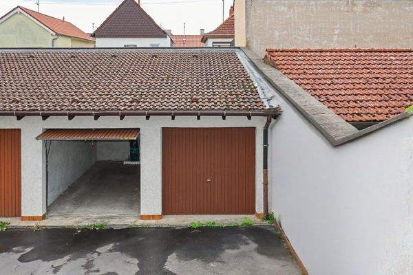 Blick in den Hof / Garage