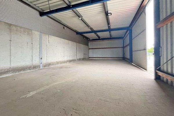 Nebenhalle mit ca. 120 m²