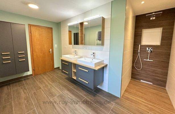 modernes Badezimmer Wohnung rechts...