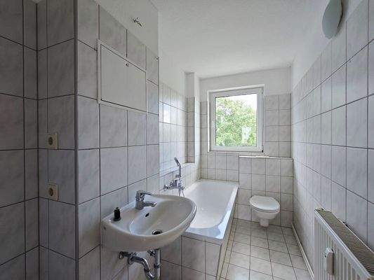 Tageslichtbad mit Wanne