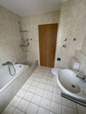 Dusche und Badewanne