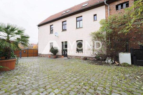 Hausansicht mit Innenhof